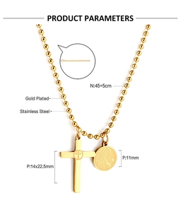 Détail d'une chaîne à billes en acier plaqué or 18K avec pendentifs croix et médaille