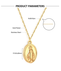 Détails macro du collier en acier inoxydable doré avec pendentif de la Vierge Marie