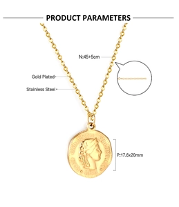 Vue détaillée du collier pièce en acier inoxydable doré avec dimensions 17,6x20mm