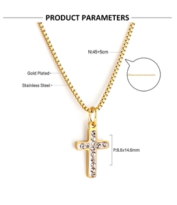 Détail du collier croix plaqué or 18K avec dimensions 8,6x14,6mm et chaîne 45+5cm