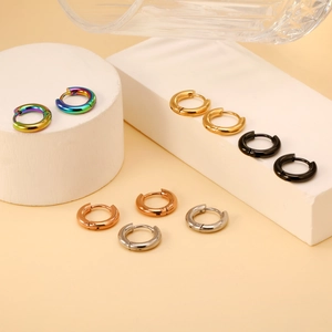 Minimalistische Edelstahl Huggie-Ohrringe Set in fünf verschiedenen Metallfarben