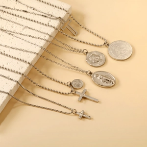 Ensemble de colliers superposés en acier inoxydable argenté avec pendentifs croix et médailles