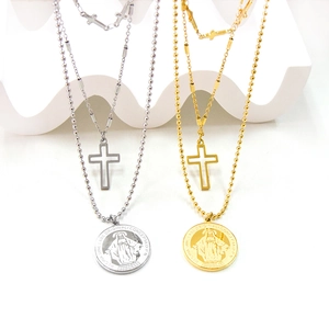 Collier double épaisseur en acier inoxydable plaqué or 18K avec croix et médaille
