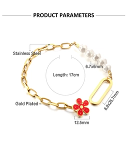 Details des Edelstahl-Perlenarmbands mit Vergoldung und rotem Blumenanhänger