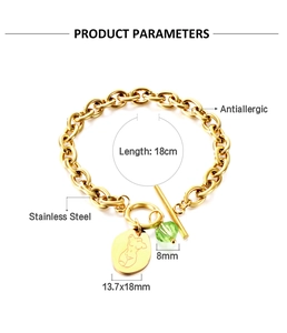 Details von goldfarbenem Edelstahlarmband mit OT-Verschluss und grüner Kristallperle