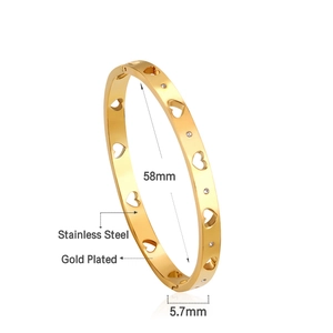 Bracelet jonc classique en acier inoxydable doré avec cœurs ajourés et cristaux