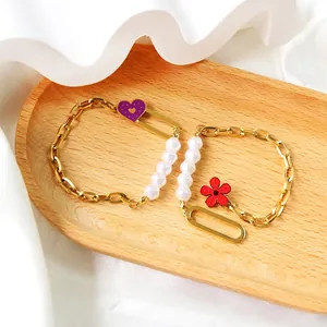 Vintage-Armbandset aus Edelstahl mit Perlen, lila Herzanhänger und roten Blumenakzenten