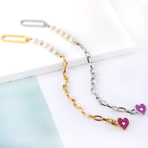 Vintage-Perlenarmband mit Edelstahlkette und lila Emaille-Herzanhänger im Retro-Stil