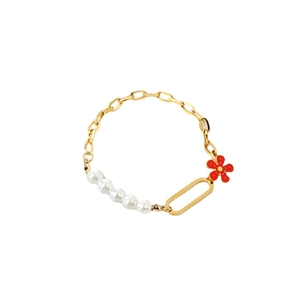 Goldenes Gliederkettenarmband mit weißen Perlen und einem roten Blumenanhänger