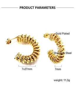 Detail of gold plated stainless steel C-shaped twisted earrings with product dimensions