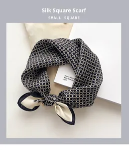 Macro de ce foulard en soie à motifs de chaînes géométriques et bords roulés