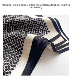 Vue détaillée d'un foulard en soie avec motif chaîne géométrique et bords cousus