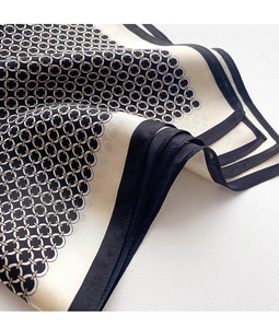 Gros plan du motif géométrique sur foulard en soie de qualité au fini brillant