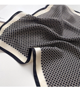 Gros plan détaillé du motif géométrique et de la texture douce du foulard en soie