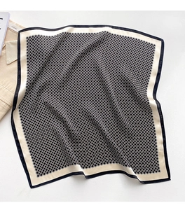 Vue détaillée du foulard en soie à motifs cercles géométriques et bordures noires