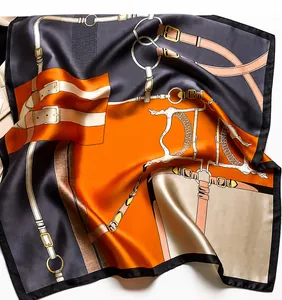 Detalle de un pañuelo de seda con estampado ecuestre sobre una gabardina clásica