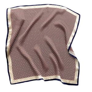 Foulard en soie avec motifs géométriques et bordure bleue pour accessoire de mode chic