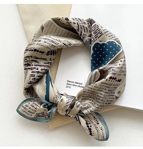 Détail d'un carré de soie aux motifs de nuages bleus et pois de style artistique