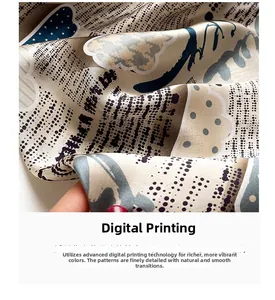 Détail d'un foulard en soie à impression numérique montrant des motifs et une texture lisse