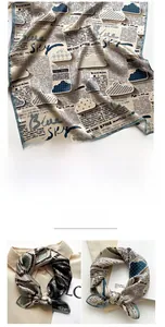 Détail d'un foulard en soie avec imprimé journal vintage et bords ourlés à la machine