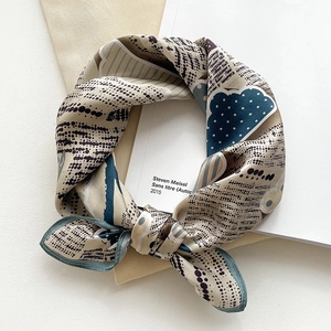 Foulard en soie pour femme avec motif géométrique bleu et beige pour le style d'automne