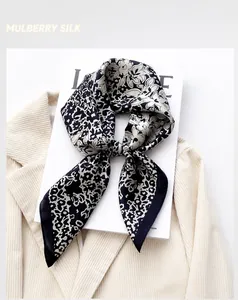 Dettaglio foulard in seta a fiori e leopardo su giacca di velluto a coste beige