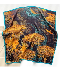 Dettaglio di una sciarpa in seta con motivo marmoreo artistico e uccelli color oro