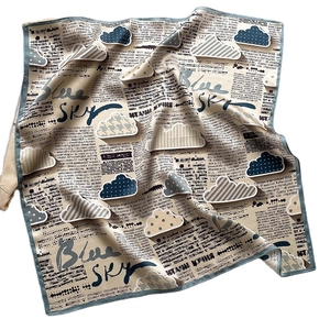 Carré en soie avec imprimé journal vintage et motifs de nuages bleus sur fond beige