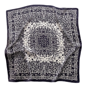 Sciarpa in seta con motivo floreale blu navy e crema e design simmetrico elegante