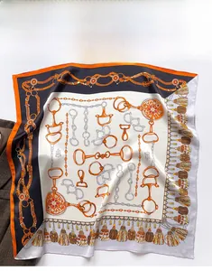 Détail de l'écharpe en soie avec motif classique de harnais de cheval vintage élégant