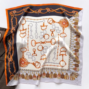 Carré de soie de 70 cm avec imprimé équestre et chaînes, tons orange et noir, vue à plat