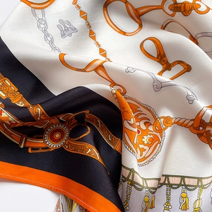 Détail macro d'un foulard en soie avec motifs équestres et texture satinée