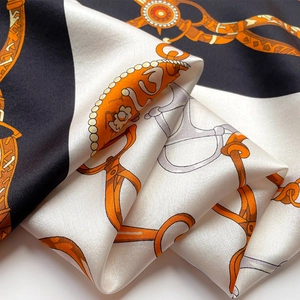 Détail d'un foulard en soie de luxe avec motif de chaîne et fini satiné brillant