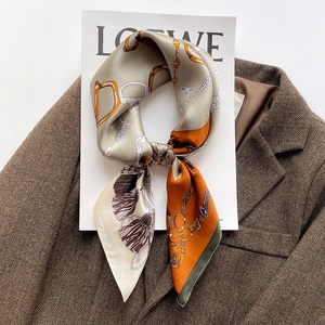 Carré en soie avec motifs de chaînes équestres sur un blazer pour un style tendance