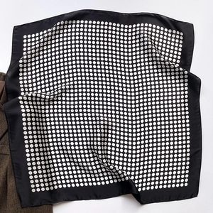 Carré en soie classique à pois noirs et blancs avec un blazer marron à chevrons élégant