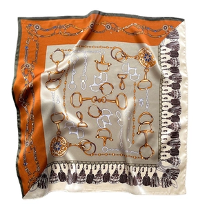 Carré en soie avec motif équestre et bordures à franges orange élégantes