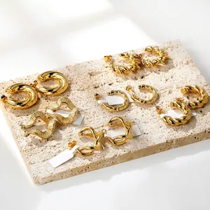 Set aus sechs goldfarbenen, minimalistischen geometrischen Ohrringen mit Wellendesign