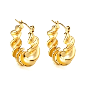 Goldene gedrehte Creolen mit eleganter Spiralstruktur und modernem geometrischem C-Design