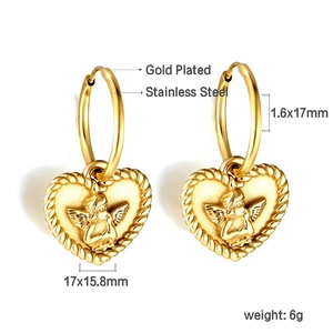 Détail de boucles d'oreilles cœur en acier doré avec motif d'ange cupidon en relief