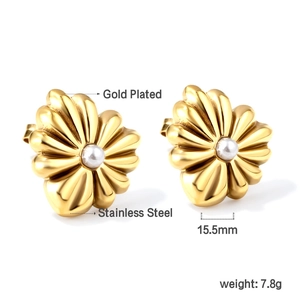 Vue détaillée de la boucle d'oreille fleur en acier doré 15,5mm avec perle centrale