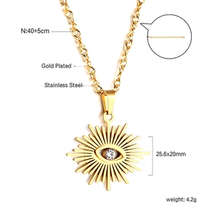 Détail du collier en acier inoxydable plaqué or avec un pendentif œil maléfique soleil