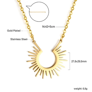 Dessin technique des dimensions d'un pendentif soleil plaqué or en acier inoxydable