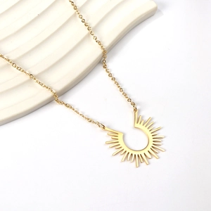 Collana in acciaio al titanio dorato con pendente a raggiera e semicerchio minimalista