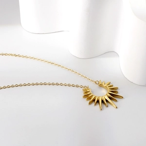 Parure collier et pendentif demi-cercle doré avec design rayon de soleil minimaliste