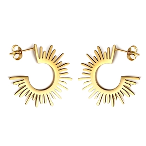 Boucles d'oreilles demi-cercles dorées avec design rayons de soleil et fini poli