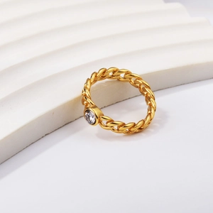 Vintage gold twisted chain ring with a sparkling round zircon stone for a minimalist look
