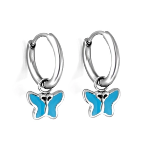 Paire de créoles argentées avec breloques papillon en émail bleu sur fond blanc