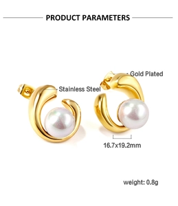 Vue macro de boucles d'oreilles C en acier inoxydable doré avec perles baroques