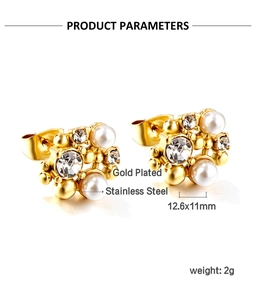 Détails des boucles d'oreilles perles baroques dorées avec zircons blancs et dimensions