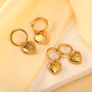Orecchini a cuore in acciaio inossidabile dorato con cristalli pavé e design a stella